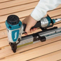 Agrafeuse Sans Fil 18V à Couronne 8.3 Bar (16 Ga) - MAKITA AT2550A -Magasin D'Outils Pour La Maison agrafeuse sans fil 18v a couronne makita at2550a 5