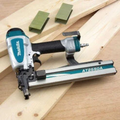 Agrafeuse Sans Fil 18V à Couronne 8.3 Bar (16 Ga) - MAKITA AT2550A -Magasin D'Outils Pour La Maison agrafeuse sans fil 18v a couronne makita at2550a 6