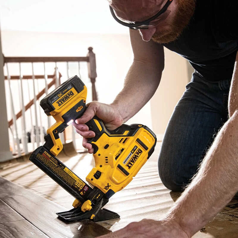 Cloueur Agrafeuse De Sol 18V XR Li-Ion 18 Ga (Machine Seule) - DEWALT DCN682N 4 Cloueur Agrafeuse De Sol 18V XR Li-Ion 18 Ga (Machine Seule) - DEWALT DCN682N – Image 2