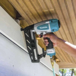 Cloueur Pneumatique 8,3 Bar 16 Ga 25 à 64 Mm - MAKITA AF601 -Magasin D'Outils Pour La Maison cloueur pneumatique makita af601 5