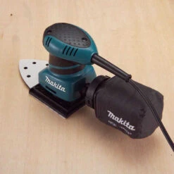 Ponceuse Vibrante Avec Un Lot De 50 Abrasifs - MAKITA BO4565 -Magasin D'Outils Pour La Maison ponceuse vibrante avec un lot d abrasifs makita bo4565 2